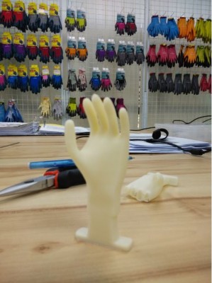Mini Hand. Bahind is failed print. Base not stick well. Behind behind are the home and garden gloves manufactured by us