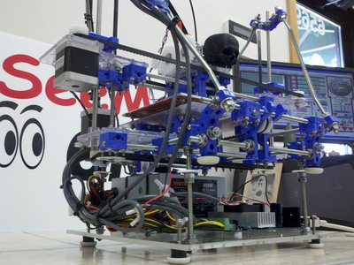 2012-05-05_16-19-01_766.jpg (2.66 MiB) Viewed 6925 times SeeMeCNC H-1 with Electronic mounting and prototype heated bed.