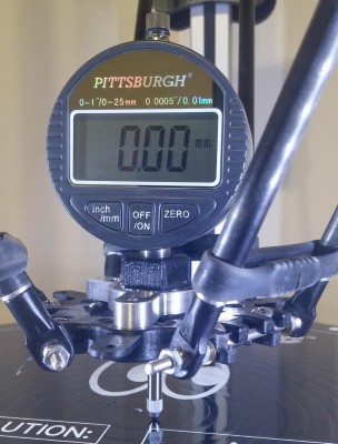 Mounts the dial indicator to the effector plate for guess free calibration.